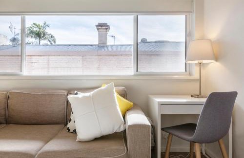Hawthorn Apartment | 1BR w FREE Parking! Near Swinburne University