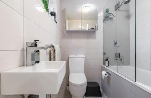 Hawthorn Apartment | 1BR w FREE Parking! Near Swinburne University