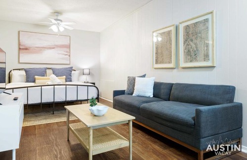 Hyde Park Apartment | 1st Floor Apt Hyde Park Bathtub and Free Parking