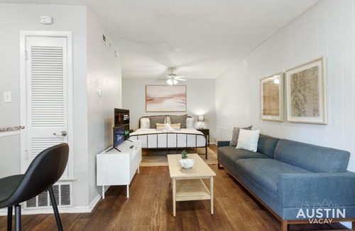 Hyde Park Apartment | 1st Floor Apt Hyde Park Bathtub and Free Parking
