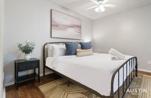 Hyde Park Apartment | 1st Floor Apt Hyde Park Bathtub and Free Parking