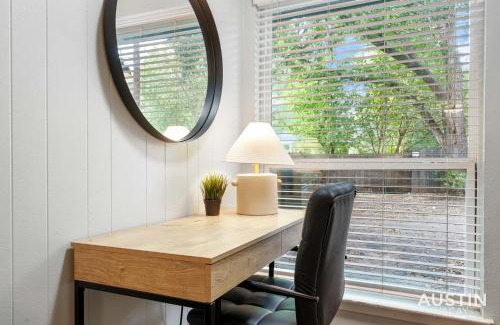 Hyde Park Apartment | 1st Floor Apt Hyde Park Bathtub and Free Parking