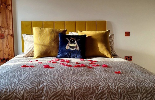 Islington Hotel | 1st floor luxury large Ensuite (No Tub)