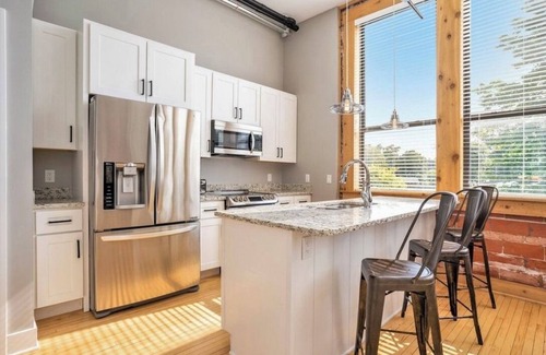 South Haven Condo | 2:00 PM check-in | Upscale loft | Indoor pool & hot tub