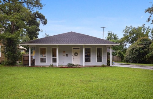Mid City South House | ❤️2.2 MilesToLSU 2 Desks WasherDryer AC🤿Pool FencedYardPatio📺SmartTV❤️