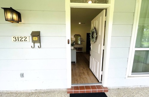 Mid City South House | ❤️2.2 MilesToLSU 2 Desks WasherDryer AC🤿Pool FencedYardPatio📺SmartTV❤️