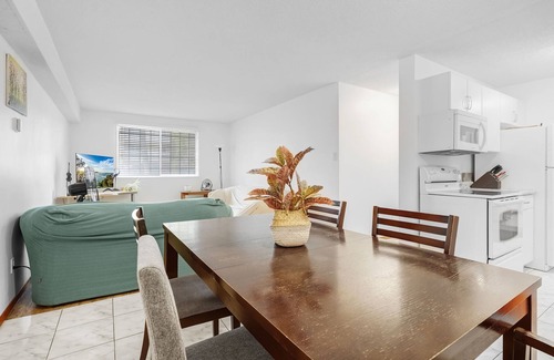 West Edmonton Apartment | ✅️2.8 km to ROGERS Place✅️ 124 Street Arts District ✅️Shops✅️Free Parking+WiFi