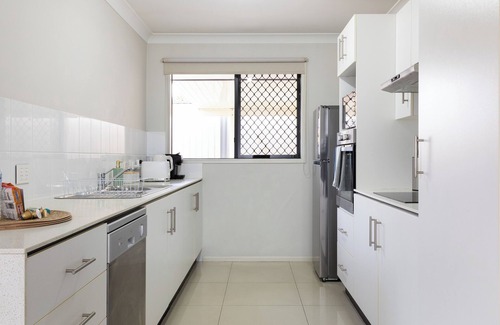 Acacia Ridge Apartment | 2 Bdr Apt! Full Kitchen! Covered Parking! 6BS2