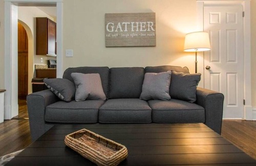 Libertyville Apartment | 2 Bdr Apt - King Bed - Walk to Dwntwn Libertyville