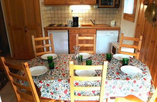 Saint-Gervais-les-Bains Apartment | 2 bdr, mountain view, quiet location in the green close to town, terrace, garage