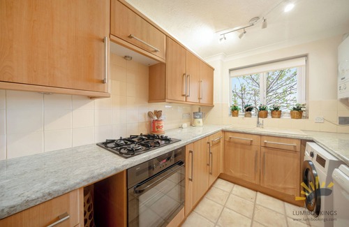 London Borough of Bromley Apartment | 2-Bed 2-Bath Garden View Flat Walk to Bromley Station & High Street WiFi Parking