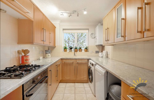 London Borough of Bromley Apartment | 2-Bed 2-Bath Garden View Flat Walk to Bromley Station & High Street WiFi Parking