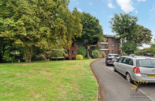 London Borough of Bromley Apartment | 2-Bed 2-Bath Garden View Flat Walk to Bromley Station & High Street WiFi Parking
