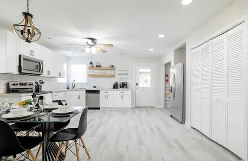 Spring House | 2 bed 2 bath Modern Farmhouse in Old Town Spring