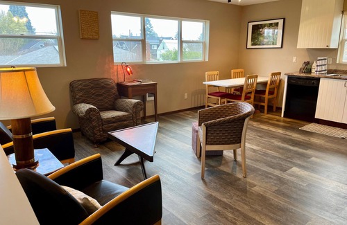 Woodstock Apartment | 2 Bed/2 Bath Quiet Apartment close to Park