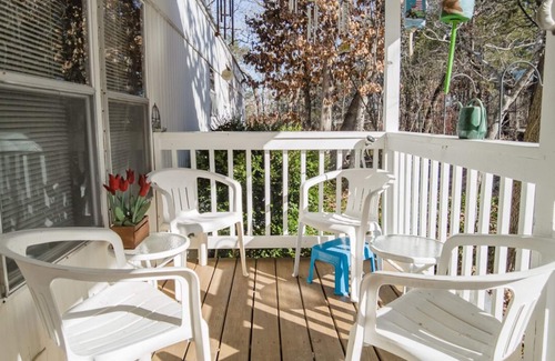 Hollister House | 2 Bed/2 Bath Walk-In Home ~ Near Table Rock State Park ~ FREE TICKETS INCLUDED! (CASA)