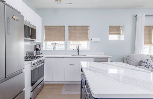 North End Condo | 2 bed/2bath, 2 blocks from beach & boardwalk with Pool and Full Linen Service!