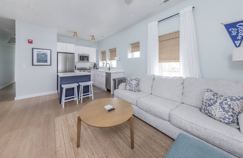 North End Condo | 2 bed/2bath, 2 blocks from beach & boardwalk with Pool and Full Linen Service!