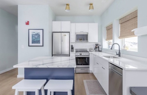 North End Condo | 2 bed/2bath, 2 blocks from beach & boardwalk with Pool and Full Linen Service!