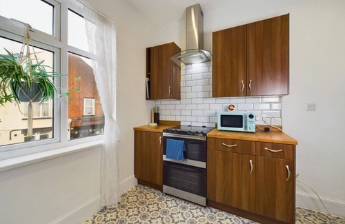 Leigh-on-Sea Apartment | 2 Bed Apartment- Leigh Broadway