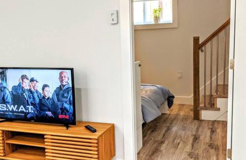 Grandview-Woodland Apartment | 2 Bed Apartment Free Parking Central Location