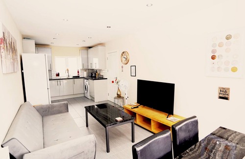 Slough Apartment | 2 Bed Apt Free Parking Close To Heathrow & Windsor