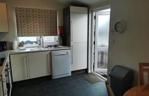Bridlington Cabin | 2 Bed Cabin - Sleeps 4 - Pets - 5 min to Beach