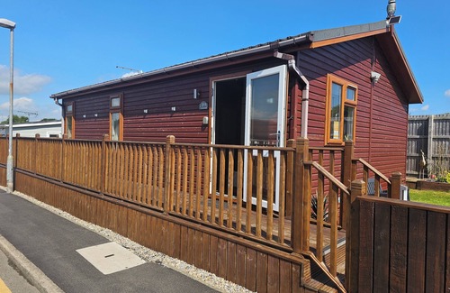 Bridlington Cabin | 2 Bed Cabin - Sleeps 4 - Pets - 5 min to Beach