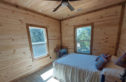 Gordonville Cabin | 2 bed cabin tucked in the woods, 1 mile from lake texoma