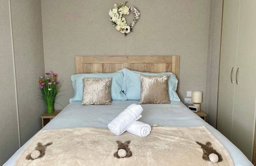 Ampney Crucis Cabin | 2 Bed Caravan - Sleeps 5, Free Parking, Wifi