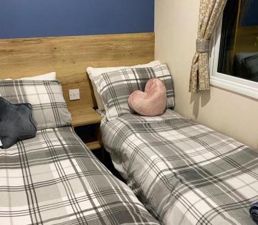 Llanasa Ski Chalet | 2 Bed Chalet - Sleeps 5 - Garden - Parking - Wifi