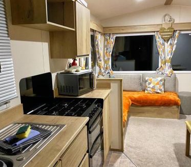 Llanasa Ski Chalet | 2 Bed Chalet - Sleeps 5 - Garden - Parking - Wifi