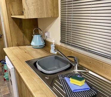 Llanasa Ski Chalet | 2 Bed Chalet - Sleeps 5 - Garden - Parking - Wifi