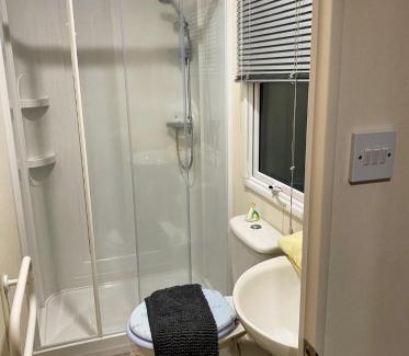 Llanasa Ski Chalet | 2 Bed Chalet - Sleeps 5 - Garden - Parking - Wifi