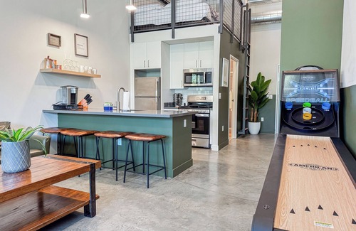 Santa Ana Apartment | 2 Bed DTSA Loft with Gym - AC - 65"4K TV - 6 miles to Disney