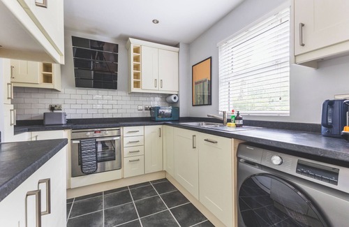 Southfield Apartment | 2-Bed Flat Prime Location Near Amenities
