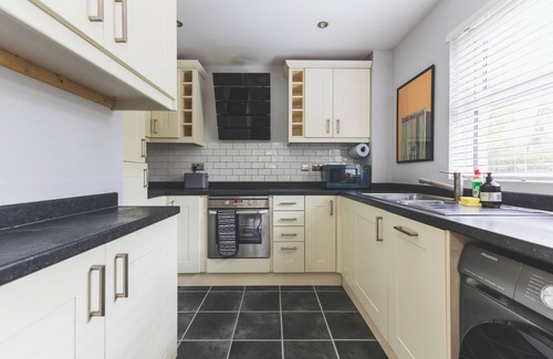 Southfield Apartment | 2-Bed Flat Prime Location Near Amenities
