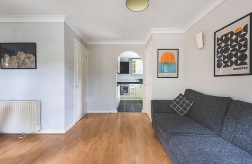Southfield Apartment | 2-Bed Flat Prime Location Near Amenities