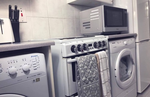 Kirkcaldy Apartment | 2 Bed Flat - Sleeps 4 - Garden - Parking - Wifi