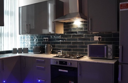 Bradford Apartment | 2 Bed Flat - Sleeps 4 - Jacuzzi Bath - Parking