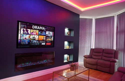 Bradford Apartment | 2 Bed Flat - Sleeps 4 - Jacuzzi Bath - Parking