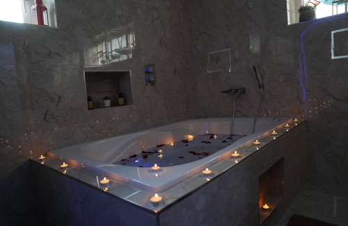 Bradford Apartment | 2 Bed Flat - Sleeps 4 - Jacuzzi Bath - Parking