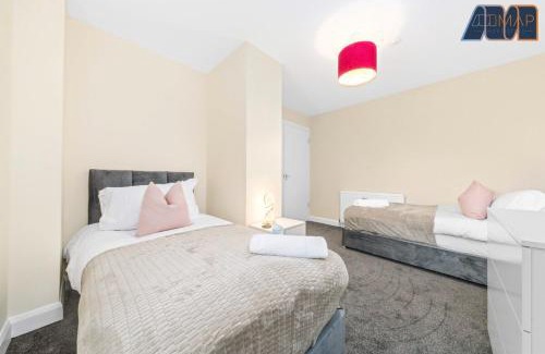 Methil Apartment | 2 Bed Flat With Parking Sleeps 4 in Fife