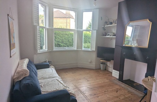 Lewisham Apartment | 2 bed garden flat Hither Green with parking