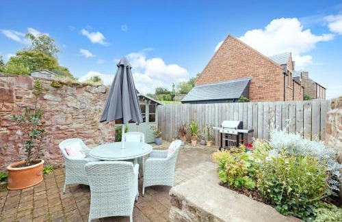 Dunbar House | 2 bed Haywood Cottage with garden