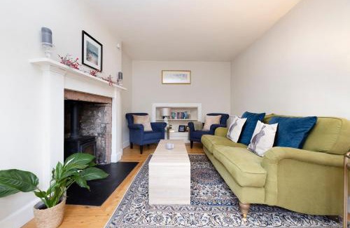 Dunbar House | 2 bed Haywood Cottage with garden
