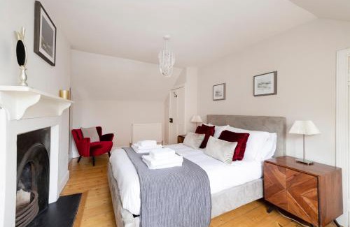 Dunbar House | 2 bed Haywood Cottage with garden