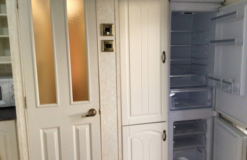 Grade Apartment | 2 Bed Home Sleeps 4 - Pets, Balcony, Parking