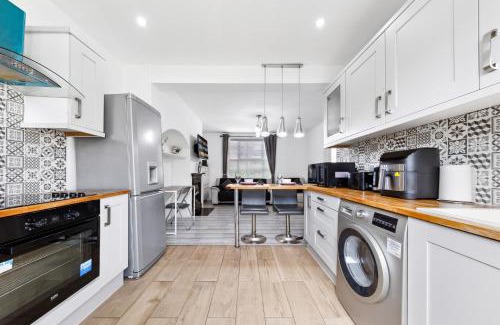 Downham Apartment | 2-Bed House, Bromley, Free Parking, 30 min to Central London