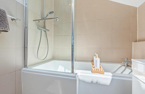 Shortlands House | 2 Bed House ,Close to Bromley South Station , Free Parking